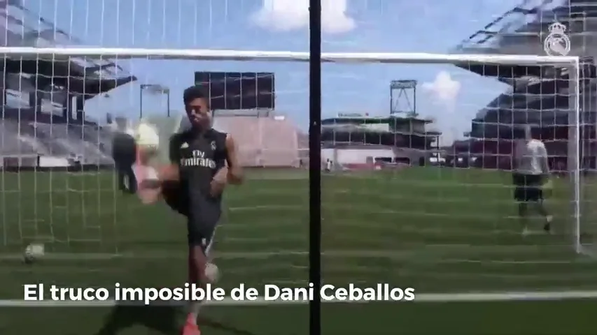 El truco imposible de Dani Ceballos: de espaldas y desde detrás de la portería