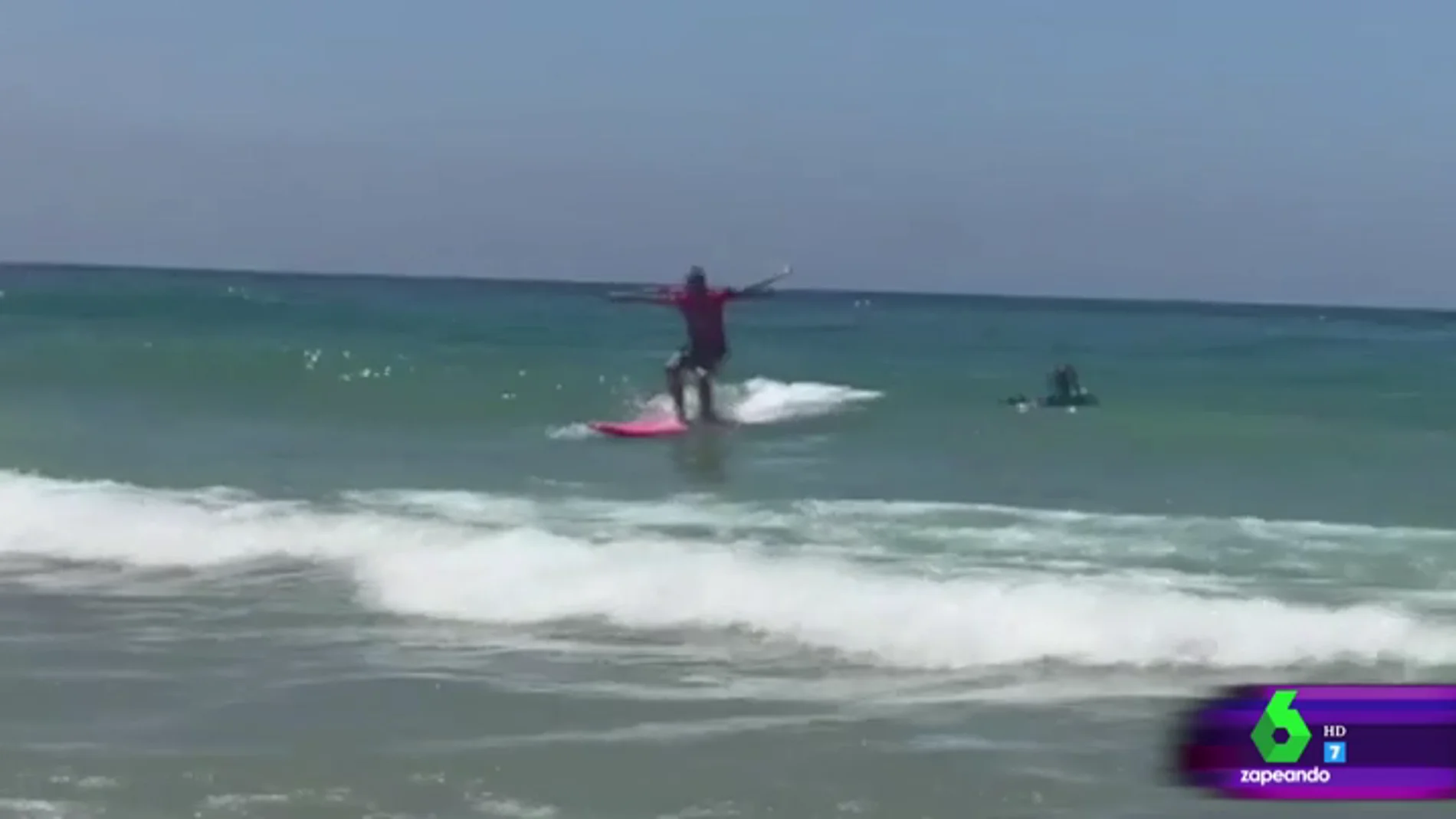 Las exclusivas imágenes de Frank Blanco surfeando durante sus vacaciones: "Pasa más tiempo debajo del agua que sobre el agua"