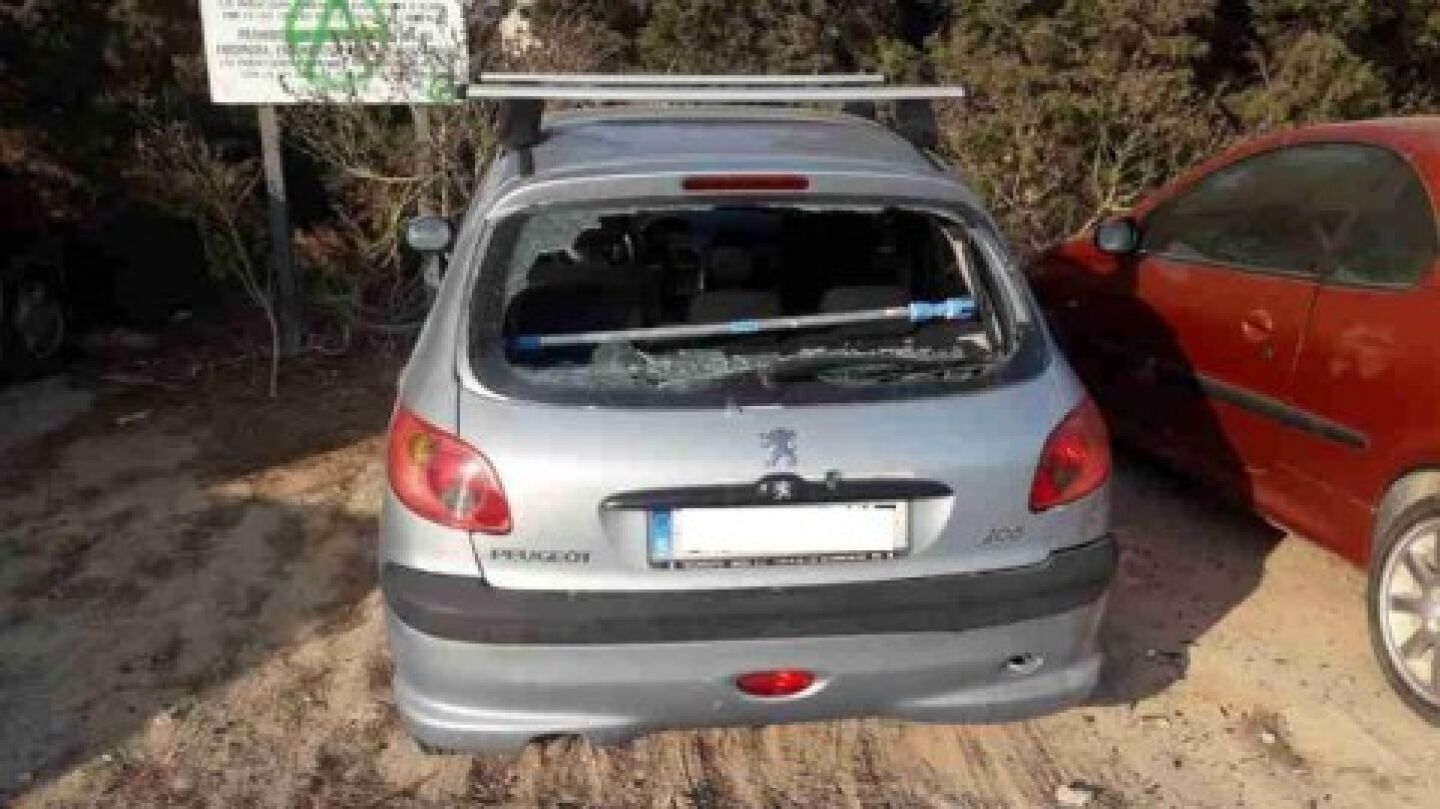 Uno de los coches en los que provoc&oacute; desperfectos el detenido