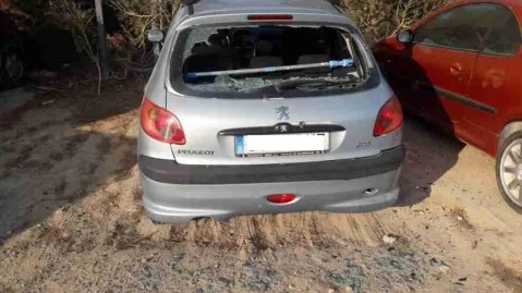 Uno de los coches en los que provocó desperfectos el detenido