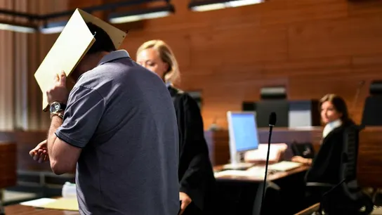 El español condenado con la cara tapada durante el juicio El español condenado con la cara tapada durante el juicio