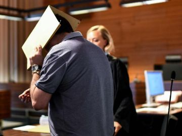 El español condenado con la cara tapada durante el juicio El español condenado con la cara tapada durante el juicio