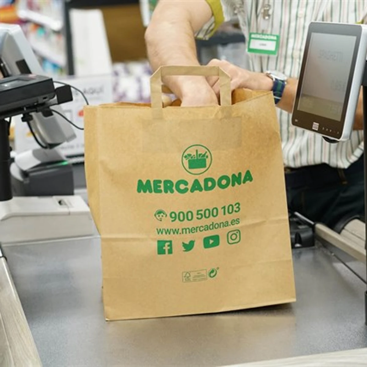 Mercadona retirará todas las bolsas plástico de supermercados antes de abril