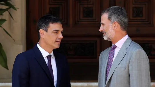 El rey Felipe VI y el presidente del Gobierno, Pedro Sánchez, en el Palacio de Marivent El rey Felipe VI y el presidente del Gobierno, Pedro Sánchez, en el Palacio de Marivent