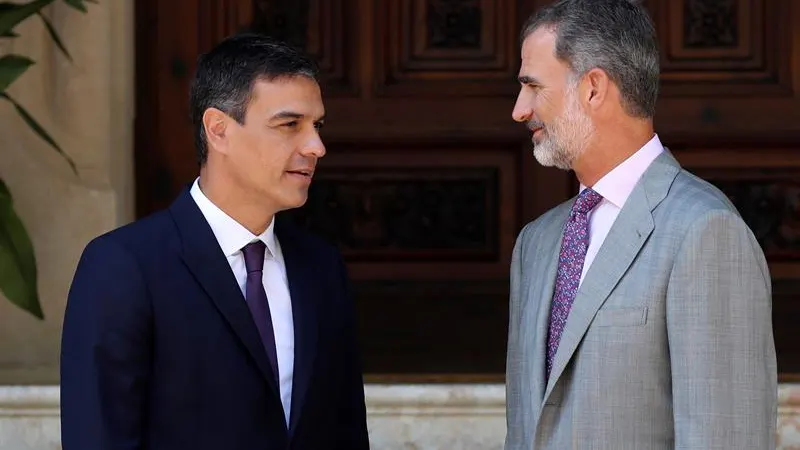 El rey Felipe VI y el presidente del Gobierno, Pedro Sánchez, en el Palacio de Marivent El rey Felipe VI y el presidente del Gobierno, Pedro Sánchez, en el Palacio de Marivent