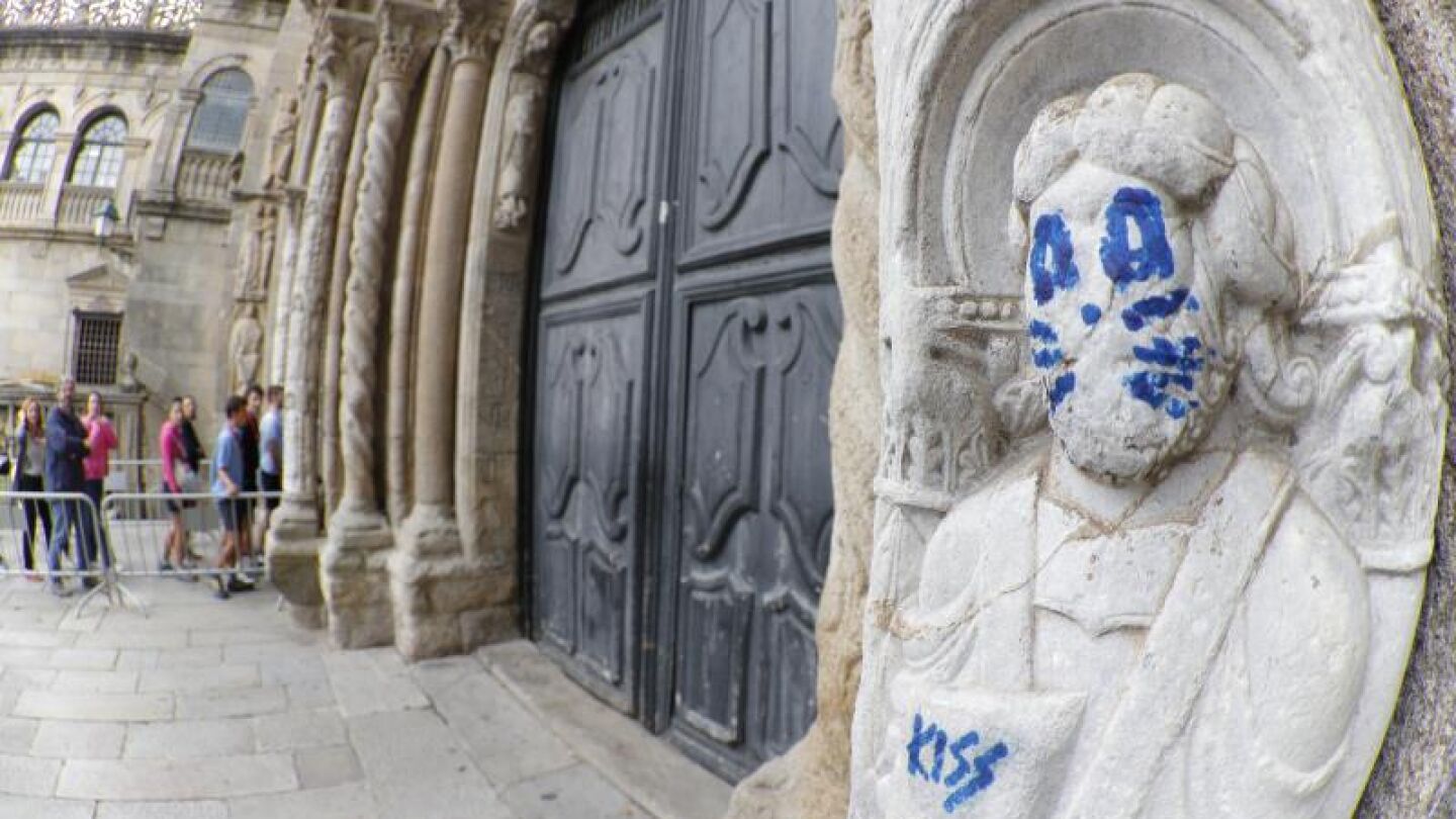 La fachada de Plater&iacute;as de la catedral de Santiago de Compostela ha aparecido esta ma&ntilde;ana con un grafiti en una de sus figuras, que aparece pintada emulando a uno de los miembros de Kiss