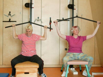 Dos mujeres practican deporte en un gimnasio