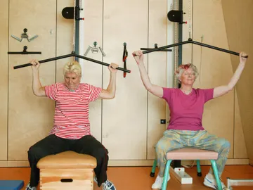 Dos mujeres practican deporte en un gimnasio Dos mujeres practican deporte en un gimnasio