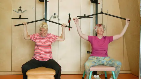 Dos mujeres practican deporte en un gimnasio Dos mujeres practican deporte en un gimnasio