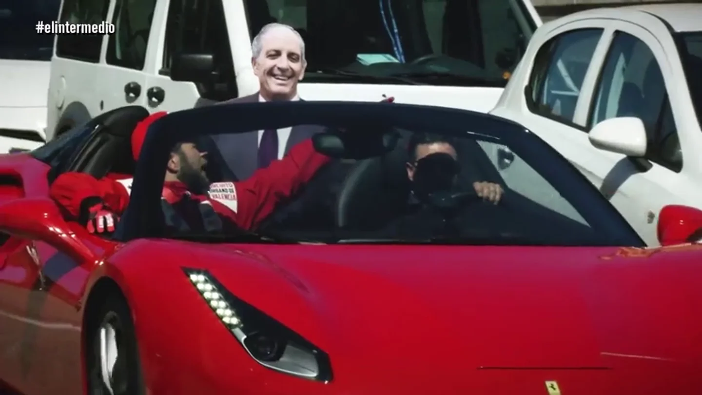 Así le recordó Gonzo a Camps sus buenos momentos con la F1: con un paseo en Ferrari con su imagen y recibimiento en la Audiencia Nacional Así le recordó Gonzo a Camps sus buenos momentos con la F1: con un paseo en Ferrari con su imagen y recibimiento en la Audiencia Nacional
