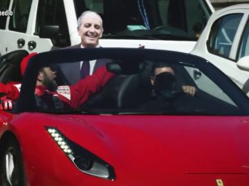 Así le recordó Gonzo a Camps sus buenos momentos con la F1: con un paseo en Ferrari con su imagen y recibimiento en la Audiencia Nacional Así le recordó Gonzo a Camps sus buenos momentos con la F1: con un paseo en Ferrari con su imagen y recibimiento en la Audiencia Nacional