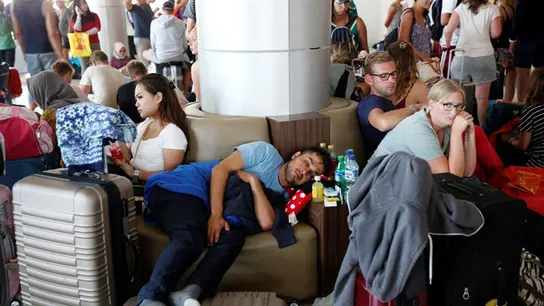 Turistas extranjeros esperan su vuelo en el aeropuerto Internacional Praya en Lombok Turistas extranjeros esperan su vuelo en el aeropuerto Internacional Praya en Lombok