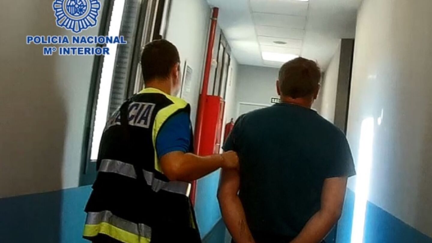 Foto de la Polic&iacute;a Nacional tras detener a un ped&oacute;filo