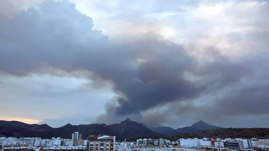 Vista del incendio forestal declarado en el término de Llutxent (Valencia) Vista del incendio forestal declarado en el término de Llutxent (Valencia)