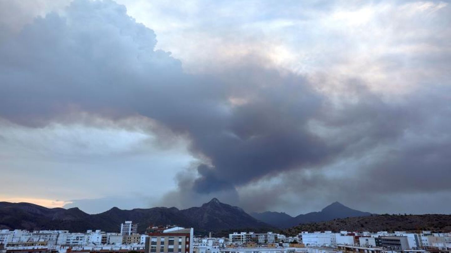 Vista del incendio forestal declarado en el t&eacute;rmino de Llutxent (Valencia)