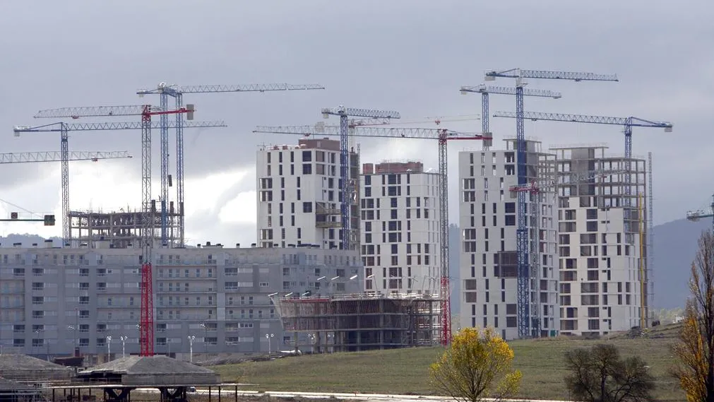  varios edificios en construcción. 