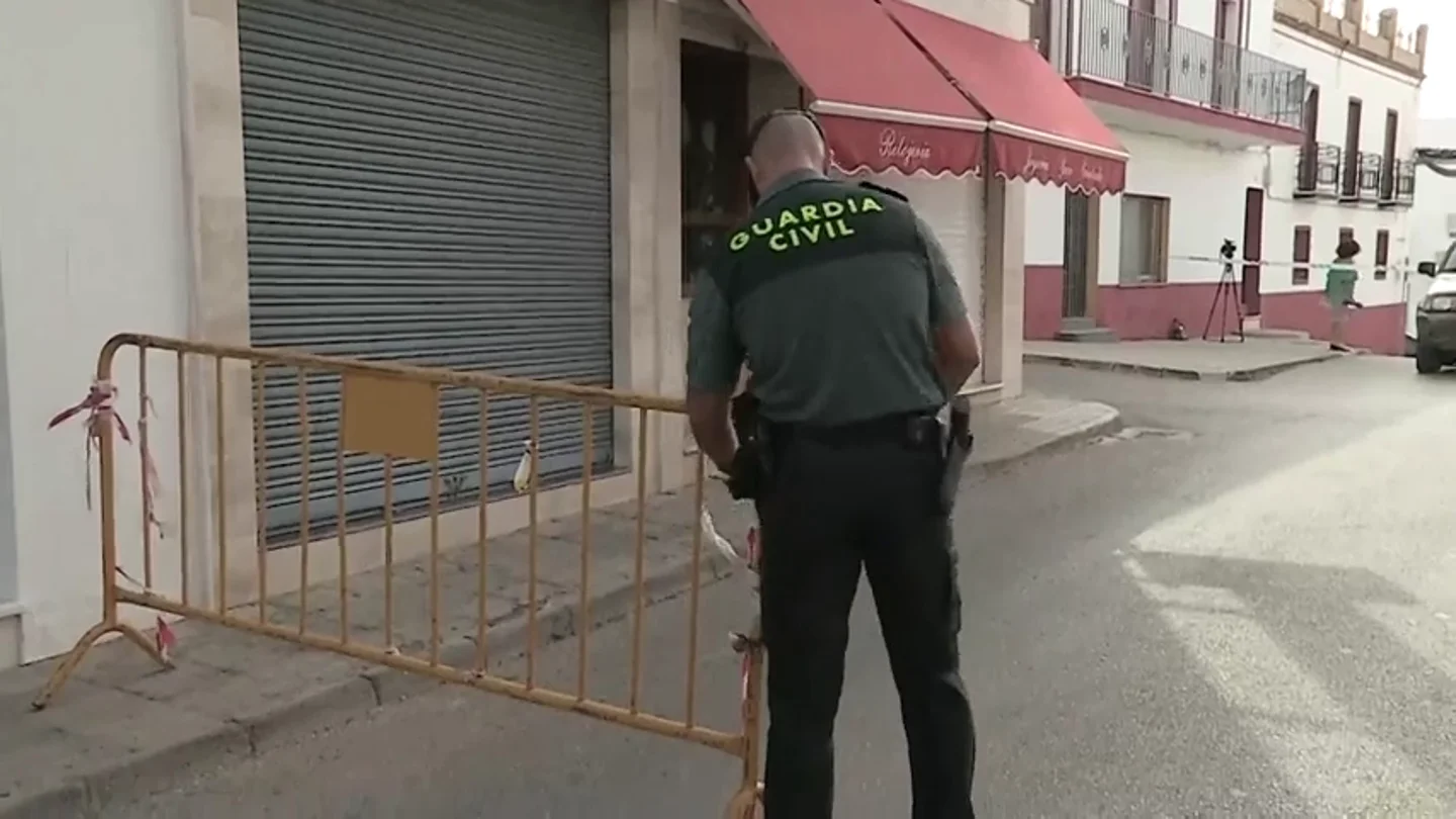 Imagen de archivo de un guardia civil en el lugar del suceso Imagen de archivo de un guardia civil en el lugar del suceso