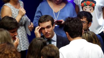 El presidente del PP, Pablo Casado, habla con los periodistas tras una comparecencia