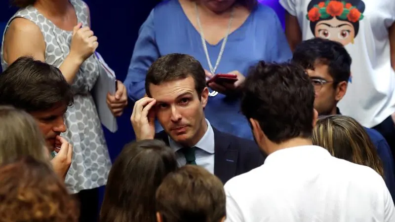 El presidente del PP, Pablo Casado, habla con los periodistas tras una comparecencia