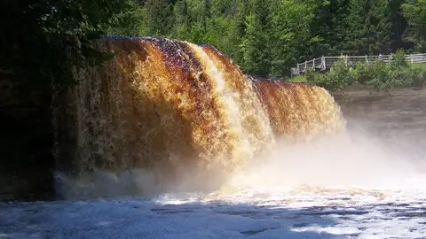 Tahquamenon Falls Aventura en familia en Michigan
