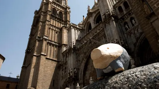 Pequeños cerdos numerados hasta 666, colocados de forma anónima en las calles de Toledo Pequeños cerdos numerados hasta 666, colocados de forma anónima en las calles de Toledo