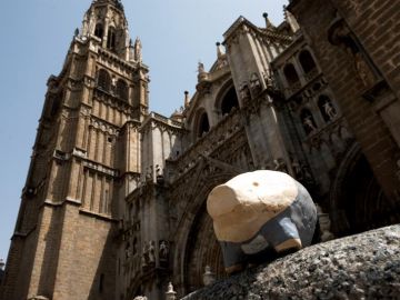 Pequeños cerdos numerados hasta 666, colocados de forma anónima en las calles de Toledo Pequeños cerdos numerados hasta 666, colocados de forma anónima en las calles de Toledo