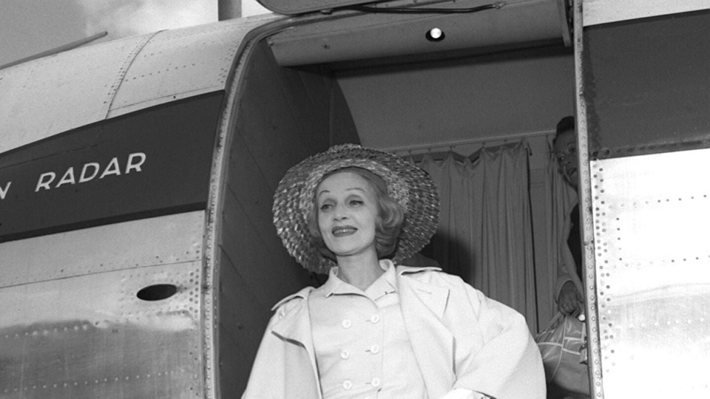 La actriz alemana Marlene Dietrich baja del avi&oacute;n a su llegada a Madrid