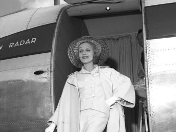 La actriz alemana Marlene Dietrich baja del avión a su llegada a Madrid La actriz alemana Marlene Dietrich baja del avión a su llegada a Madrid