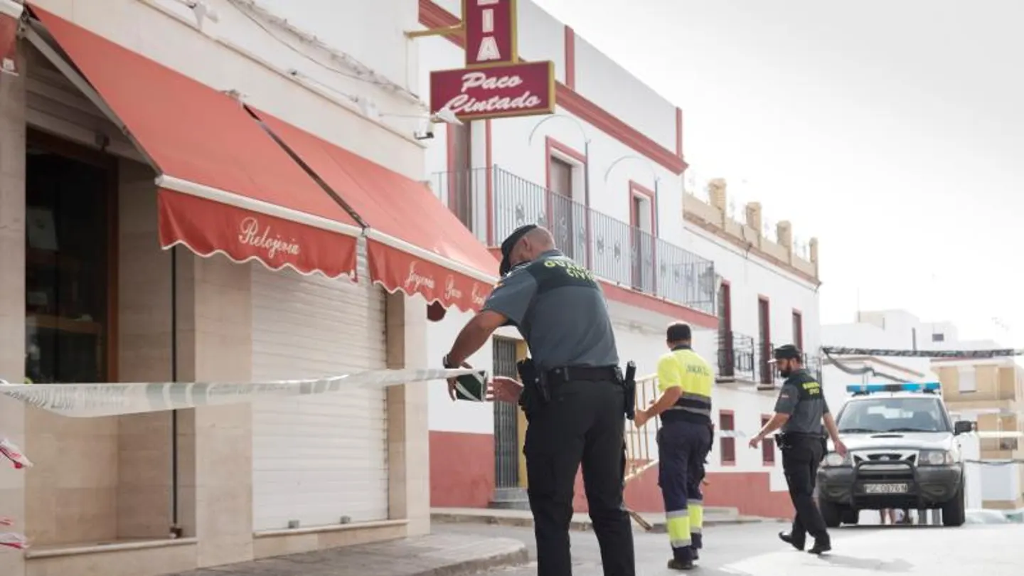 La guardia Civil precinta las inmediaciones de la joyería La guardia Civil precinta las inmediaciones de la joyería