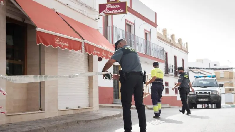 La guardia Civil precinta las inmediaciones de la joyería