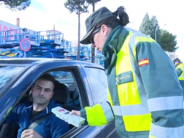 Imagen de una guardia civil haciendo un control a un vehículo (Archivo) Imagen de una guardia civil haciendo un control a un vehículo (Archivo)