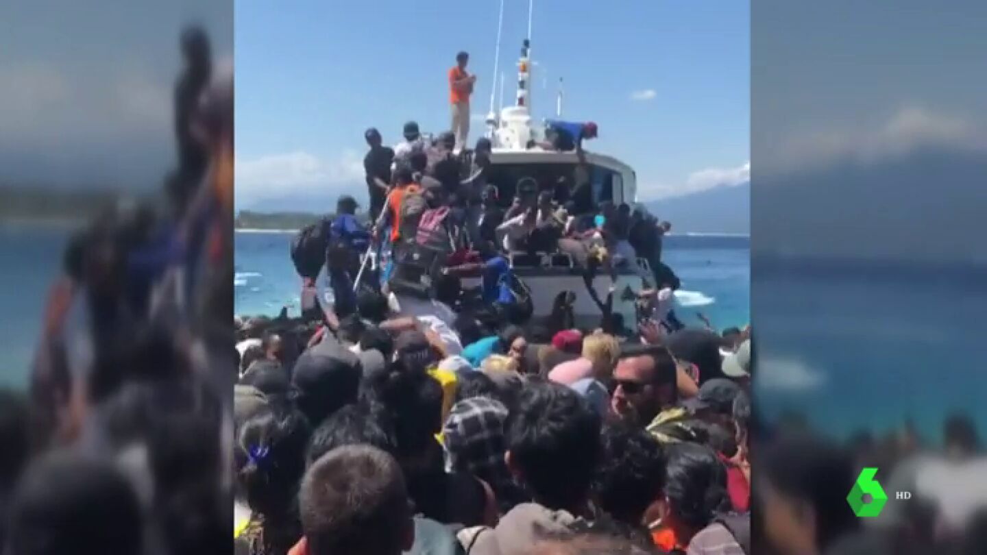 Decenas de turistas subi&eacute;ndose a un barco para salir de Lombok