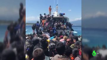 Decenas de turistas subiéndose a un barco para salir de Lombok