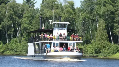 Tahquamenon Falls Riverboat Aventura en familia en Michigan