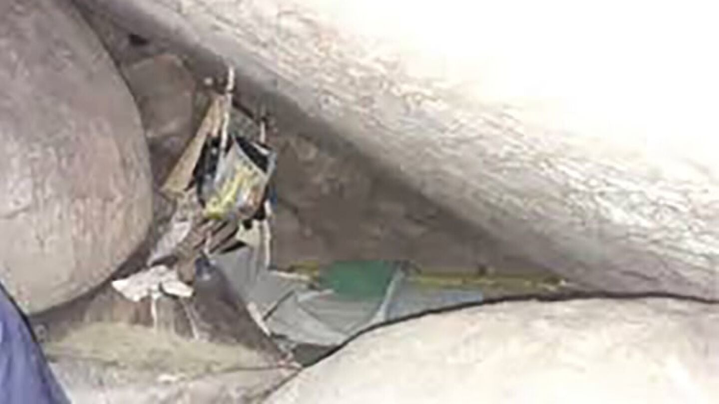 Cueva en la que una joven ha estado cautiva durante 15 a&ntilde;os en Indonesia