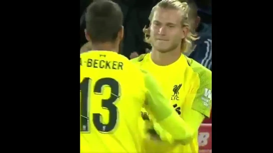 Karius salta al campo y se lleva una ovación de Anfield Karius salta al campo y se lleva una ovación de Anfield