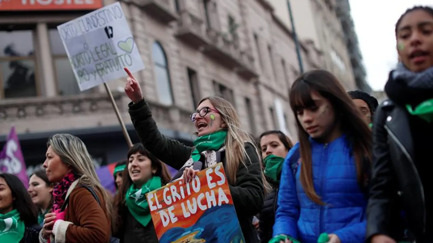 Personas a favor de despenalizar el aborto se manifiestan en el exterior del Congreso Personas a favor de despenalizar el aborto se manifiestan en el exterior del Congreso