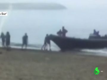 Desembarcando un alijo de droga en La Línea Desembarcando un alijo de droga en La Línea