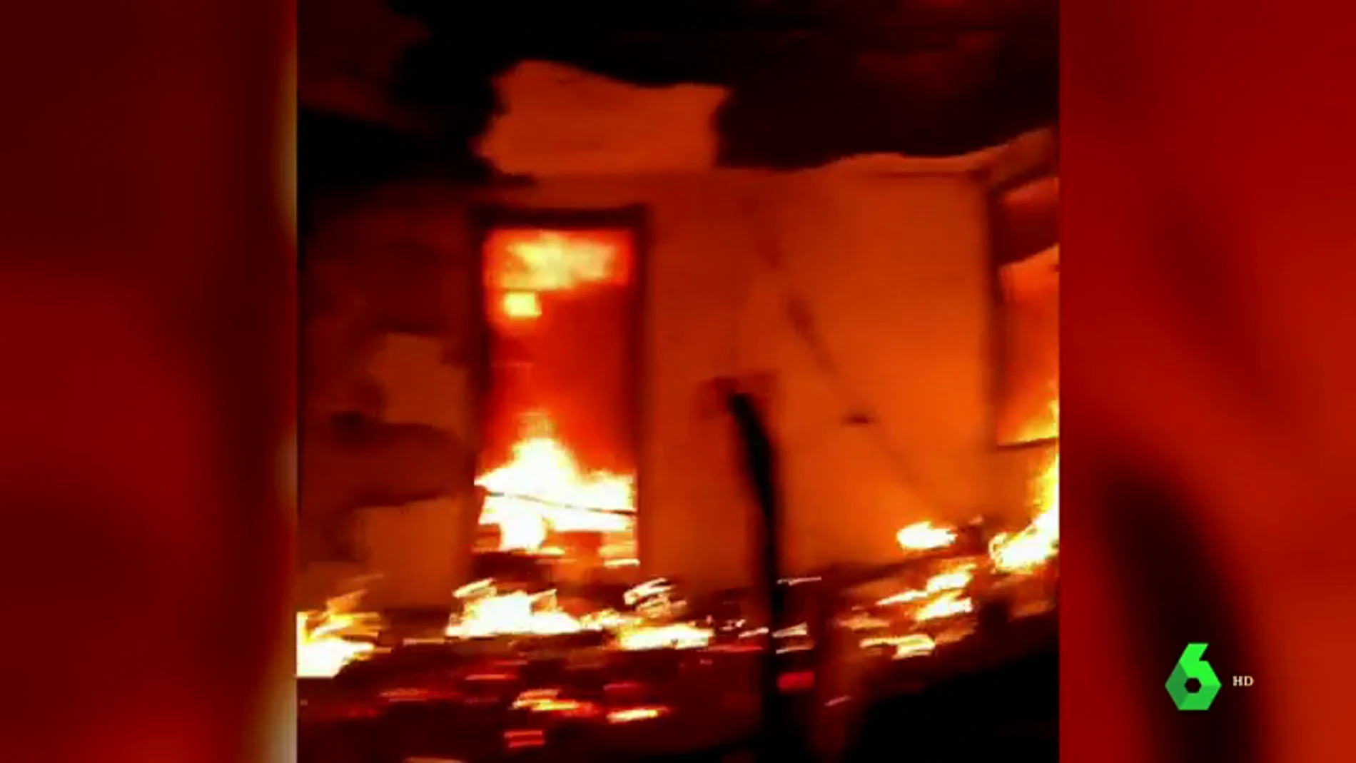 El fuego arrasa viviendas de Gandía