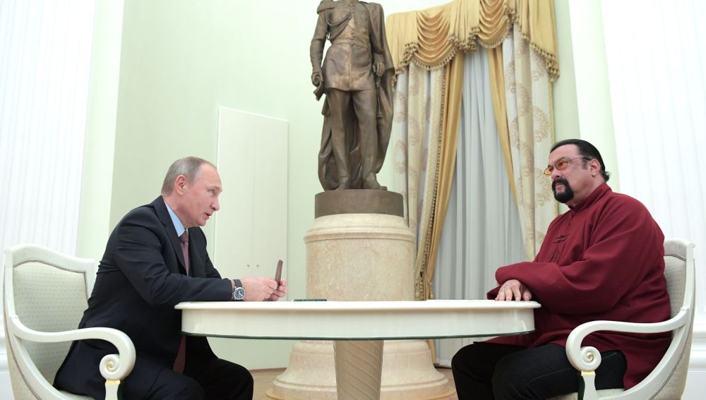 Vladimir Putin, presidente de Rusia junto a Steven Seagal, actor estadounidense