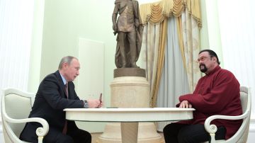 Vladimir Putin, presidente de Rusia junto a Steven Seagal, actor estadounidense
