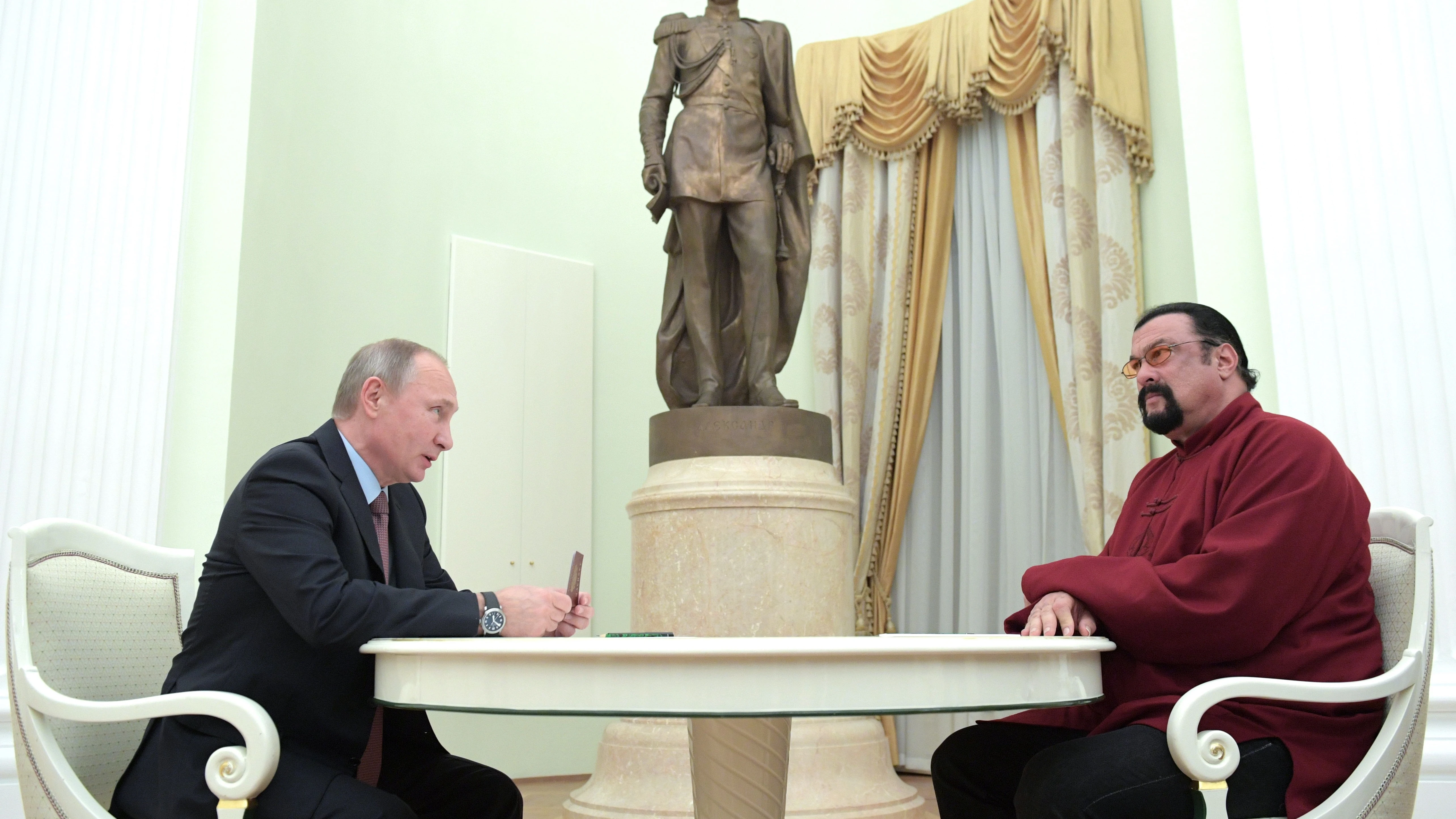 Vladimir Putin, presidente de Rusia junto a Steven Seagal, actor estadounidense