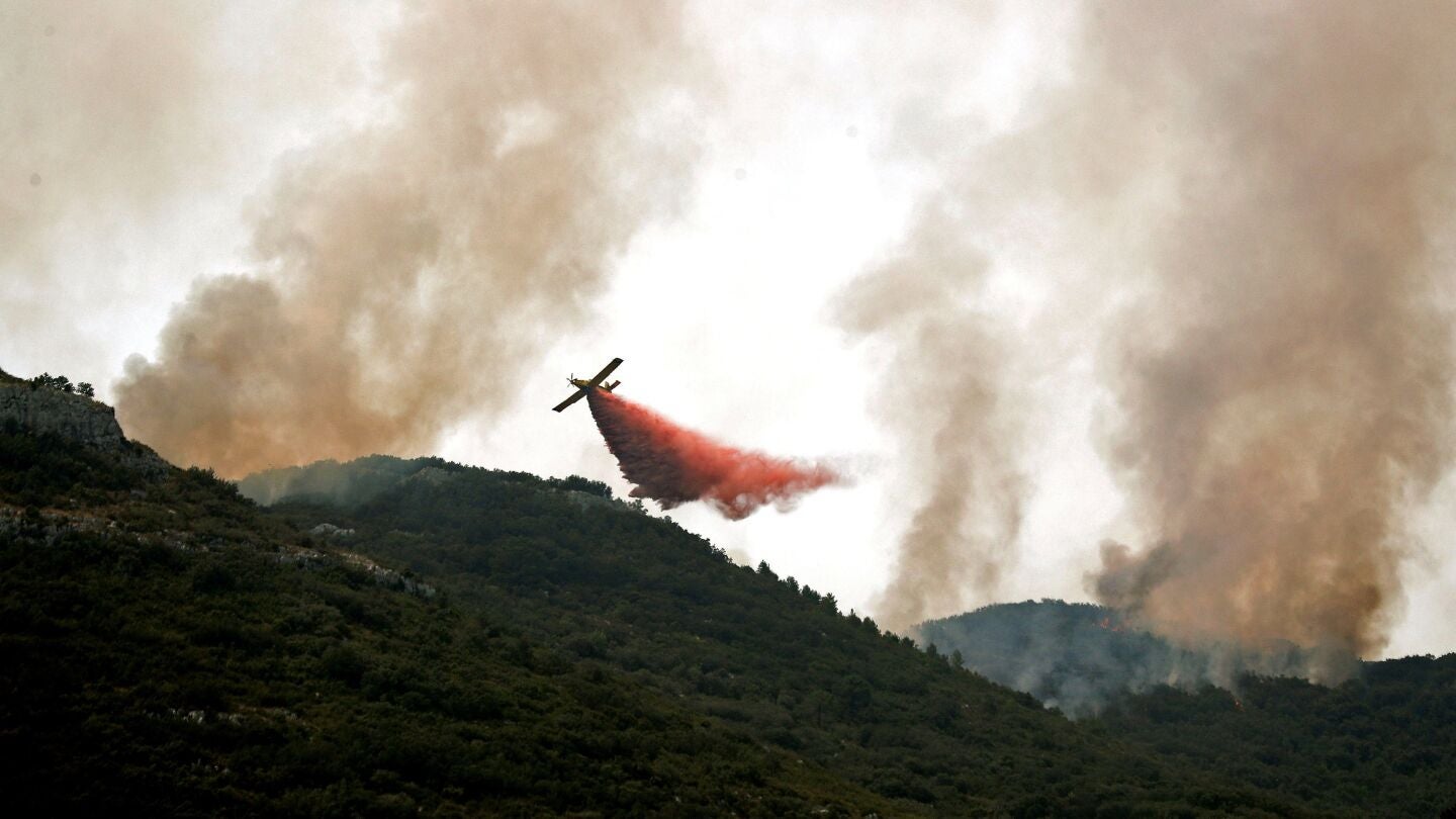 Labores de extinci&oacute;n en el incendio de Llutxent, Valencia