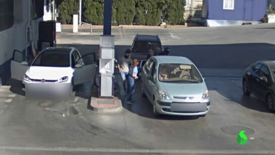 En la imagen el robo en las gasolineras