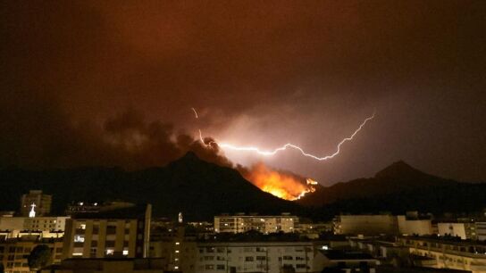 Vista del incendio forestal que afecta a los t&eacute;rminos de Llutxent, Pinet y Barx