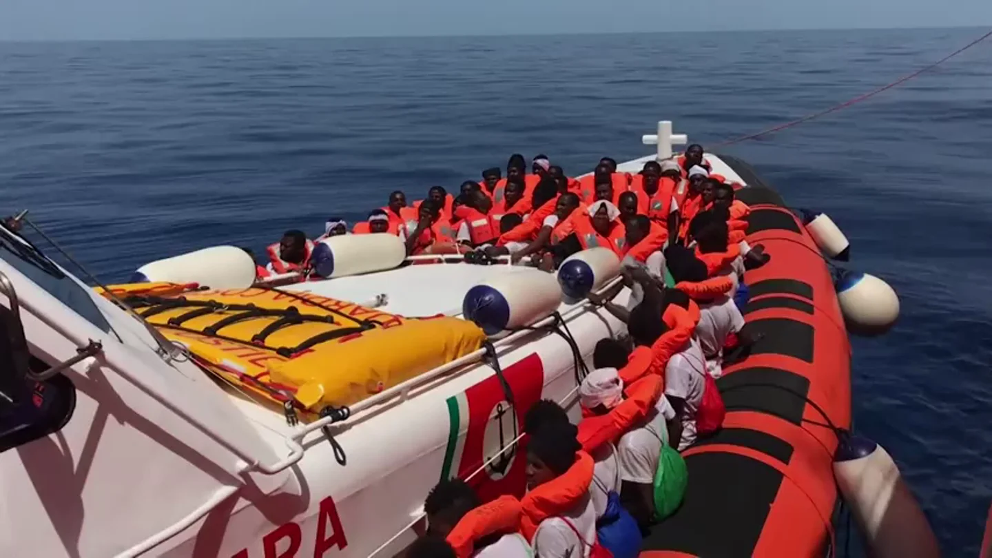 El Gobierno vira en su postura y los 87 inmigrantes del Open Arms no tendrán un "estatus especial" como los del Aquarius El Gobierno vira en su postura y los 87 inmigrantes del Open Arms no tendrán un "estatus especial" como los del Aquarius