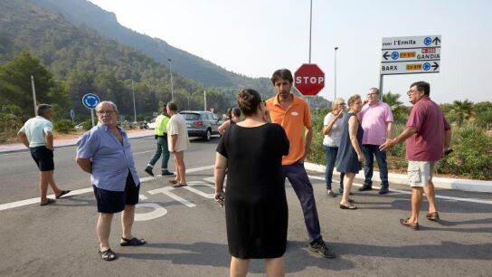 Varias personas desalojadas por el incendio forestal de Llutxent
