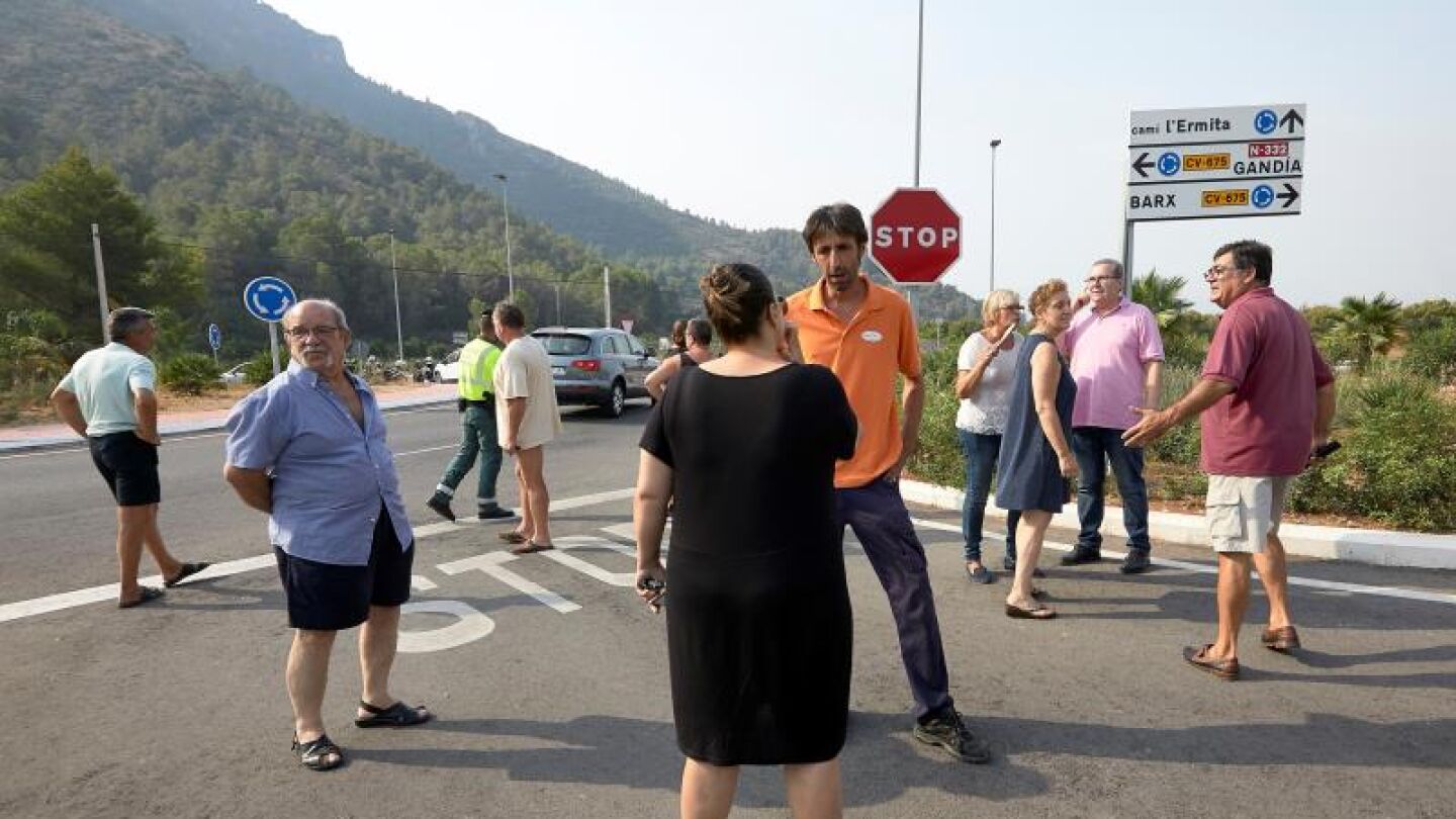 Varias personas desalojadas por el incendio forestal de Llutxent