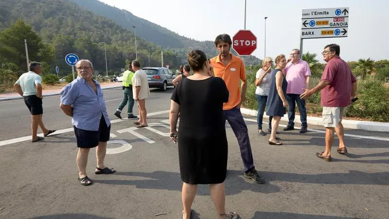 Varias personas desalojadas por el incendio forestal de Llutxent