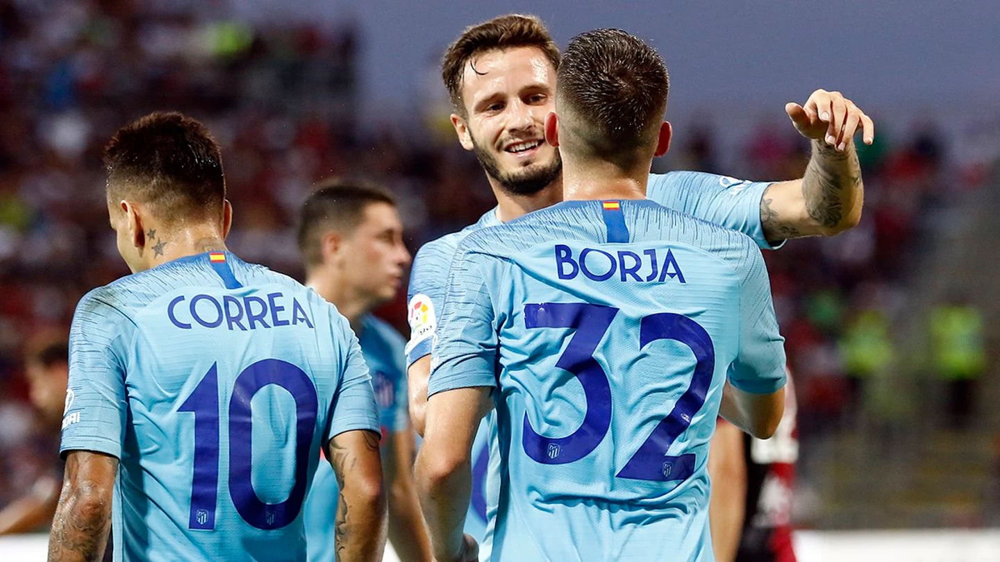 Saúl abraza a Borja Saúl abraza a Borja